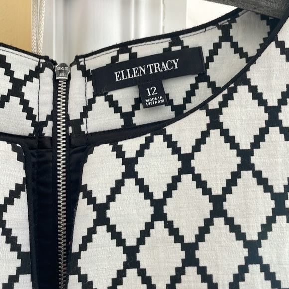 Ellen Tracy black and white print dress, split neck and exposed zipper. Size 12 - Picture 2 of 5